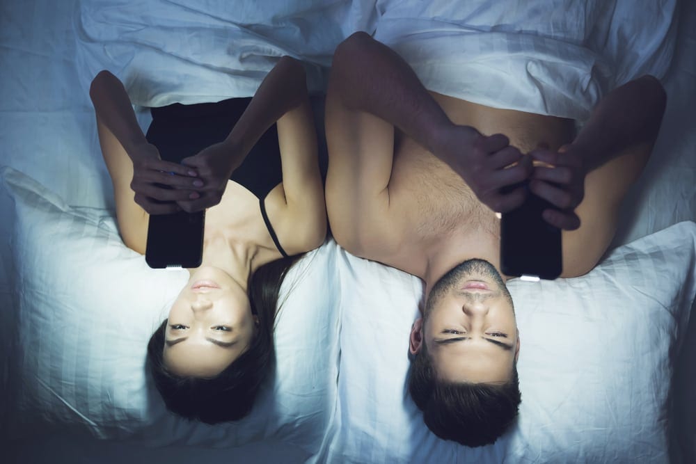 Молодые лесбиянки из Чехии голышом кувыркаются в постели порно фото